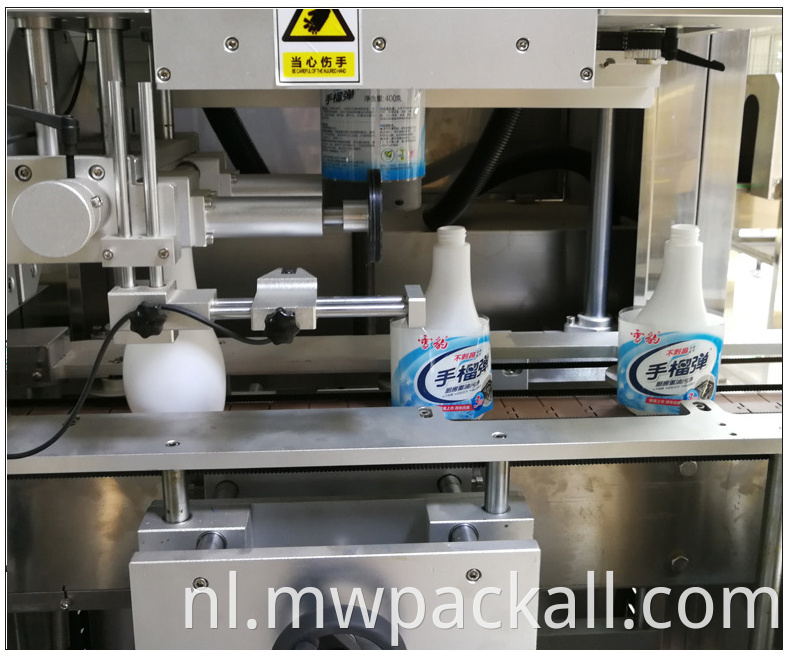Hoge snelheid auto drinkwater krimpkous plastic bekers etiketteermachine voor krimpkous labelmachine;